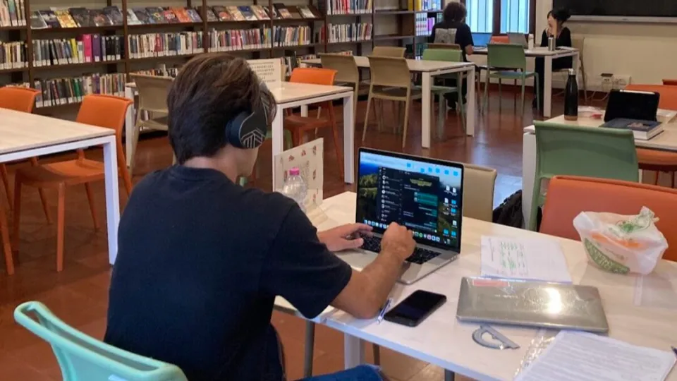 una sala studio e consultazione