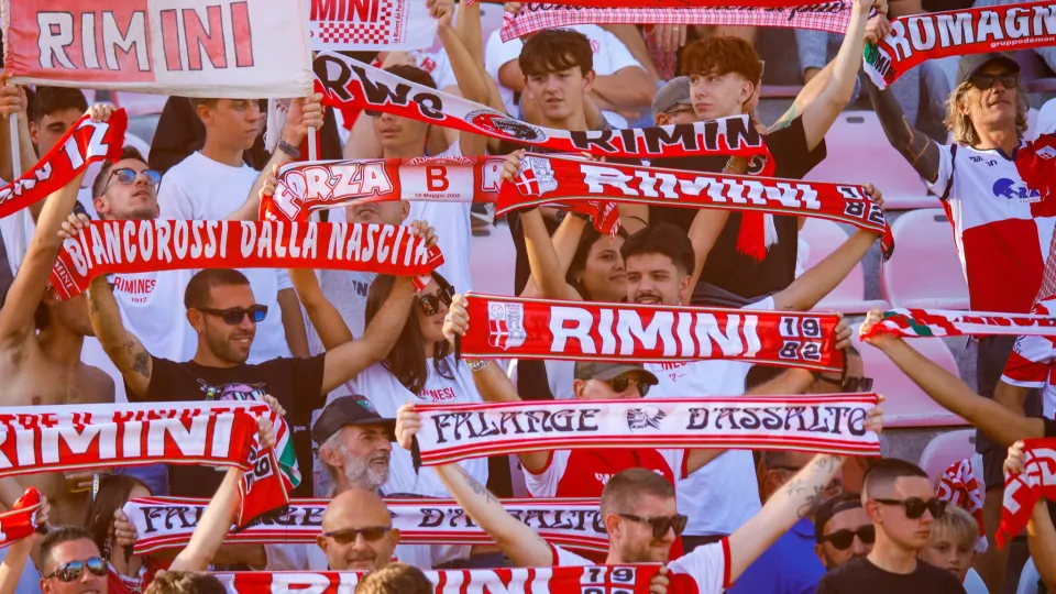 Una sciarpata dei tifosi biancorossi (©Loris Pierini)