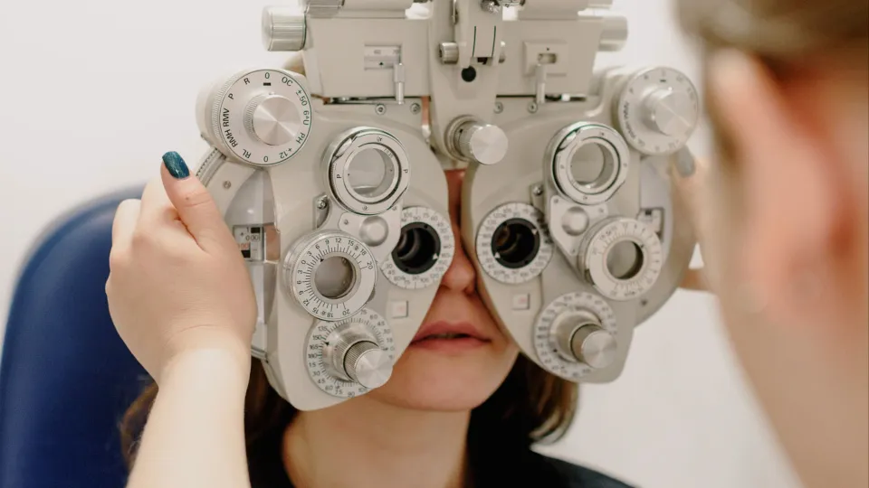 una visita oculistica (foto pexels)