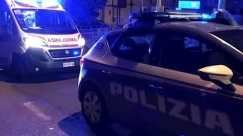 Una Volante della polizia e l'ambulanza del 118 (repertorio)
