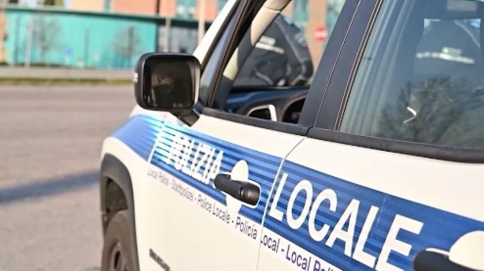 Un'auto della polizia Locale