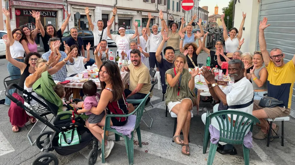 Un'immagine dalla festa, nel Borgo Sant'Andrea, per i vent'anni dell'attività.