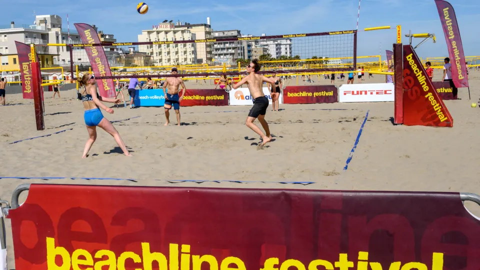 Uno scambio di gioco in uno dei 200 campi allestiti sulla spiaggia di Riccione