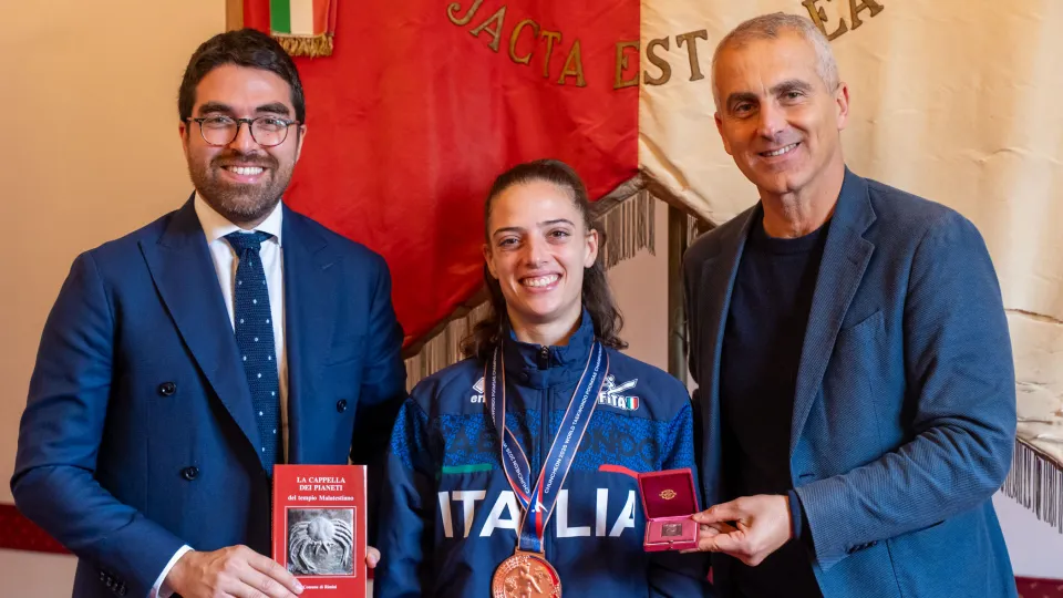 Valentina Arlotti tra l'assessore Michele Lari ed il sindaco Jamil Sadegholvaad