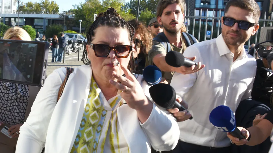 Valeria Bartolucci attorniata dai cronisti (foto Migliorini)