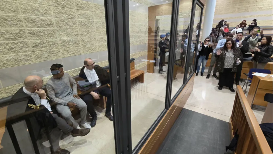 Valeria saluta il marito Louis (foto Migliorini)