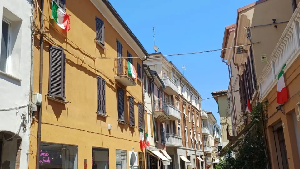 via Garibaldi con le bandiere