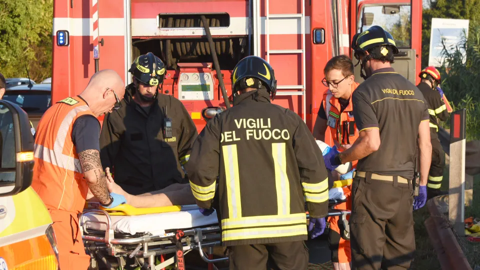 Vigili del fuoco e 118 soccorrono l'uomo intossicato (foto Migliorini)