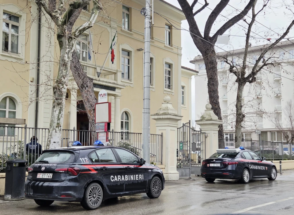 i carabinieri davanti all'Alberghiero di Rimini (Adriapress)