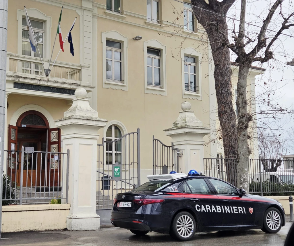 i carabinieri davanti all'Alberghiero di Rimini (Adriapress)