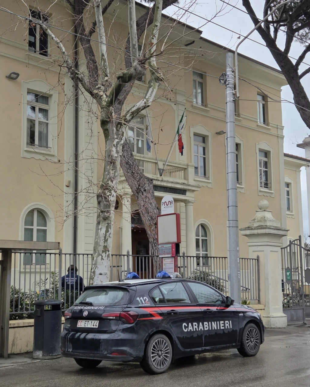 i carabinieri davanti all'Alberghiero di Rimini (Adriapress)