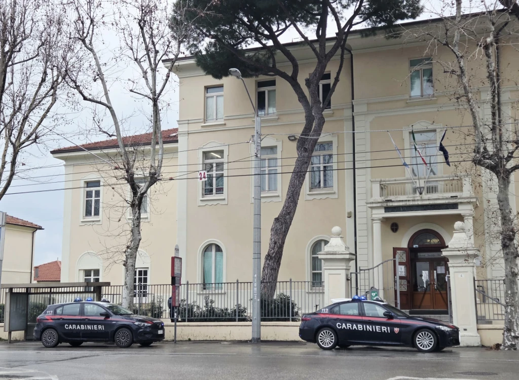 i carabinieri davanti all'Alberghiero di Rimini (Adriapress)