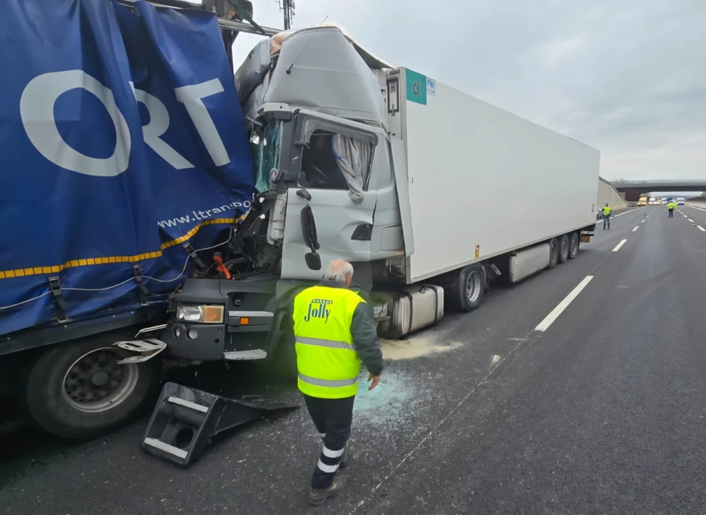 il tamponamento tra camion in A14 (Adriapress)