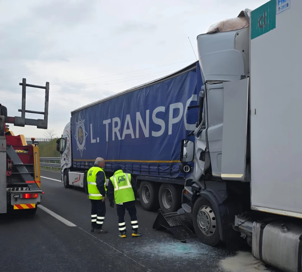 il tamponamento tra camion in A14 (Adriapress)