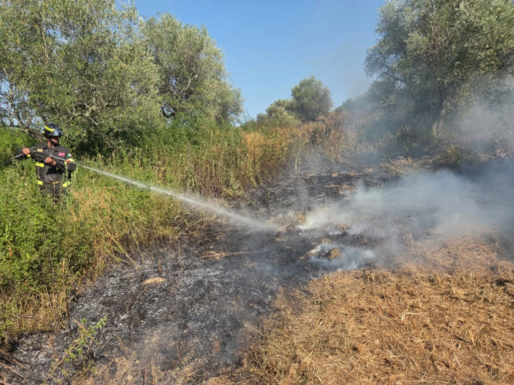 i vigili del fuoco impegnati a spegnere l'incendio a Saludecio (Adriapress)