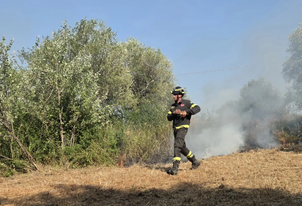 i vigili del fuoco impegnati a spegnere l'incendio a Saludecio (Adriapress)