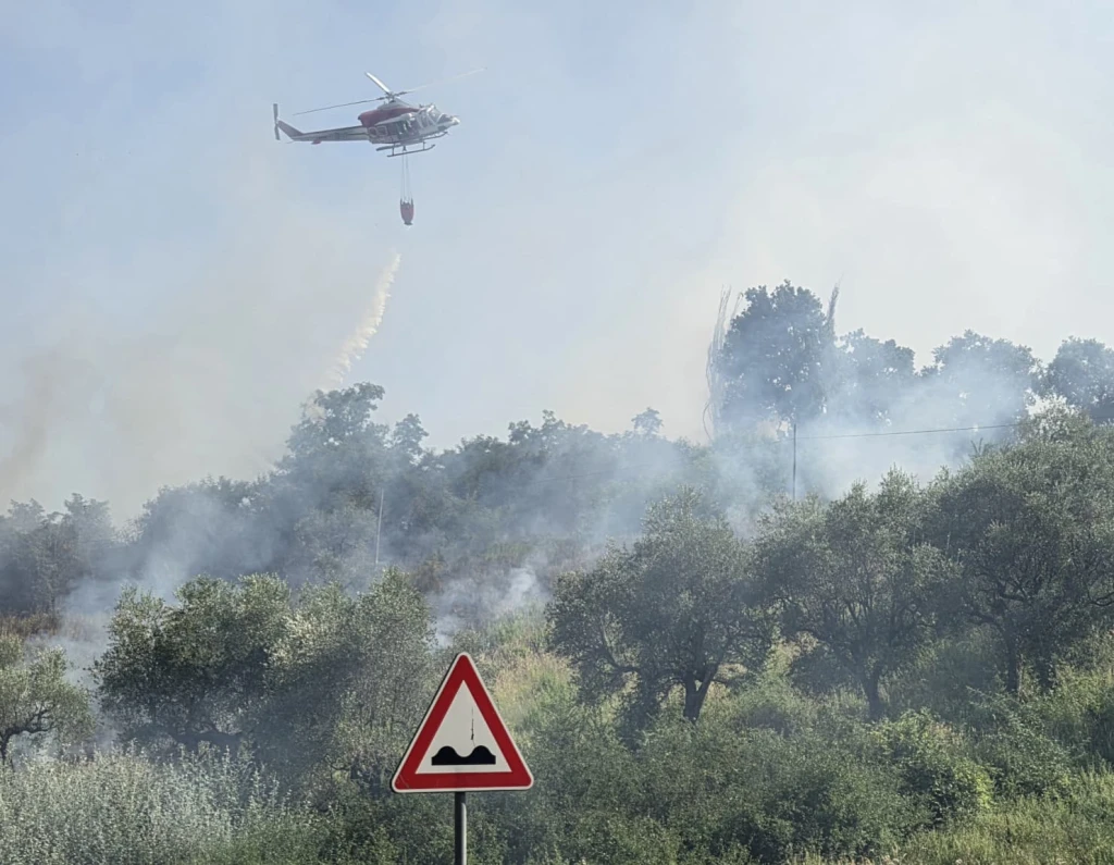 L'elicottero del 115 impegnato a spegnere l'incendio a Saludecio (Adriapress)