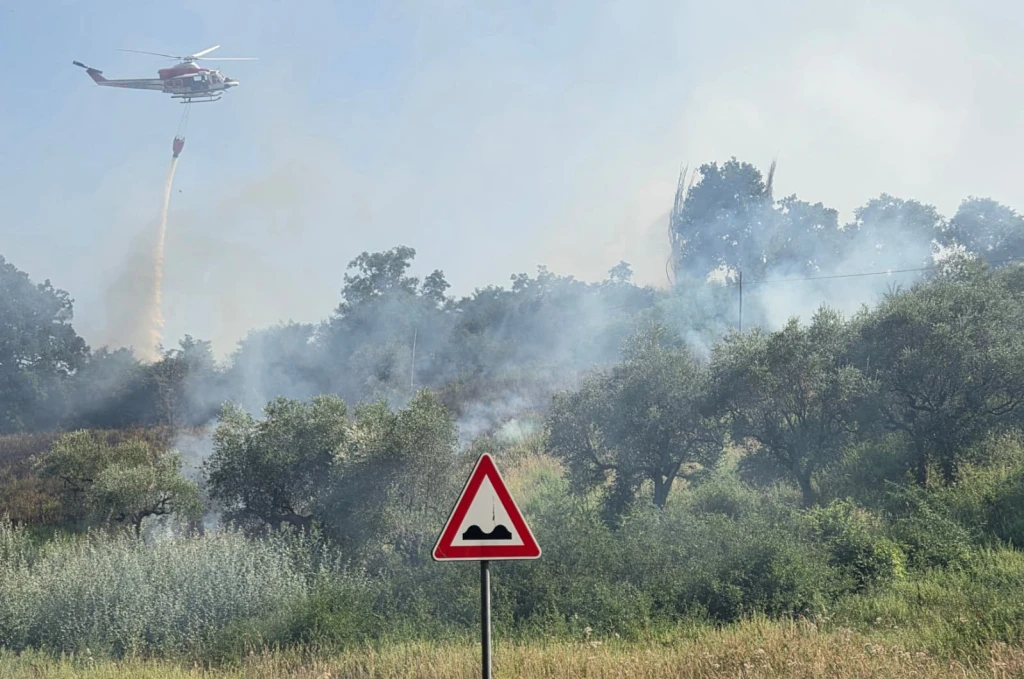 L'elicottero del 115 impegnato a spegnere l'incendio a Saludecio (Adriapress)