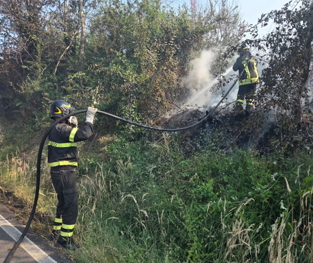 i vigili del fuoco impegnati a spegnere l'incendio a Saludecio (Adriapress)