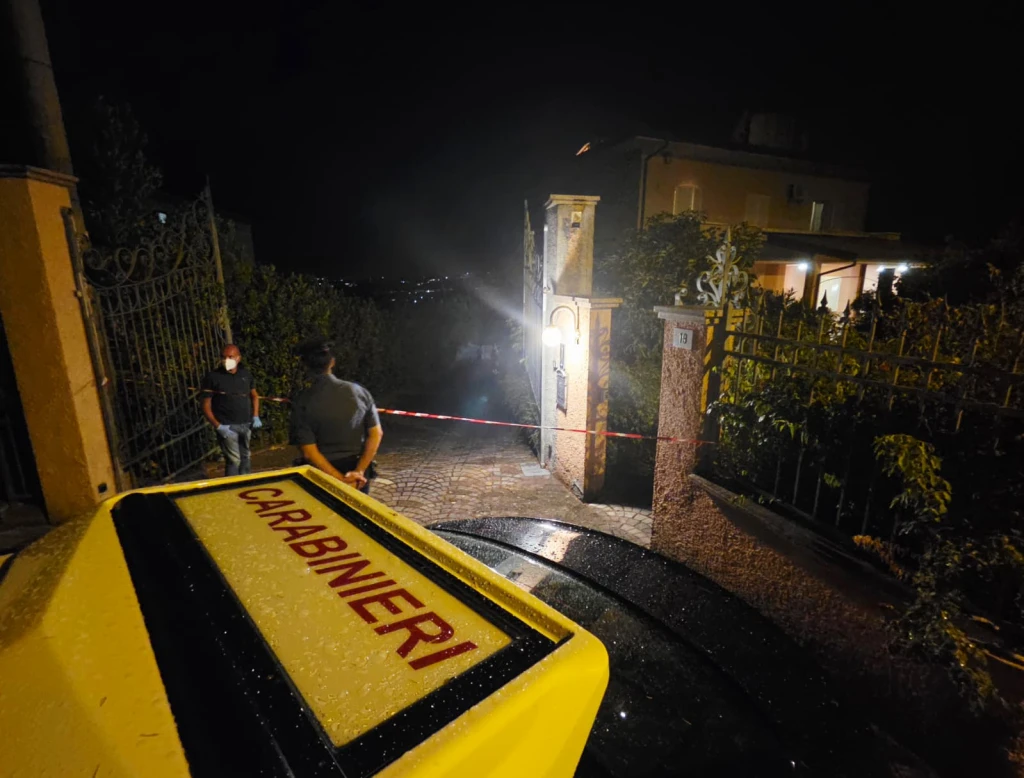 i rilievi dei carabinieri a Mulazzano (Adriapress)