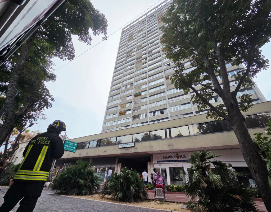allarme incendio al Grattacielo di Rimini (Adriapress)