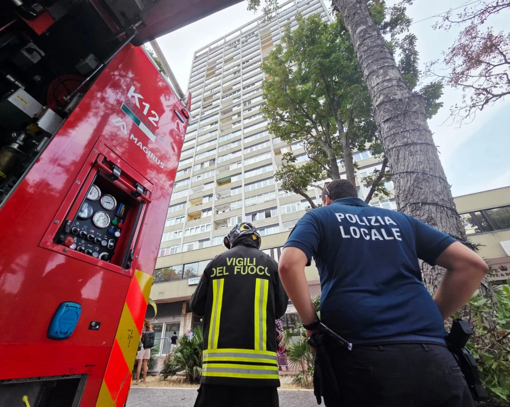 Vigili del Fuoco e Polizia Locale al Grattacielo (Adriapress)