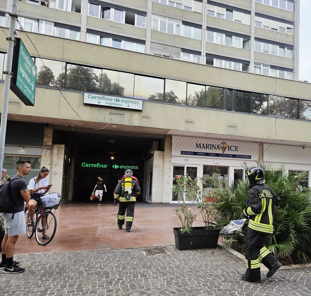 I Vigili del Fuoco entrano nel Grattacielo (Adriapress)