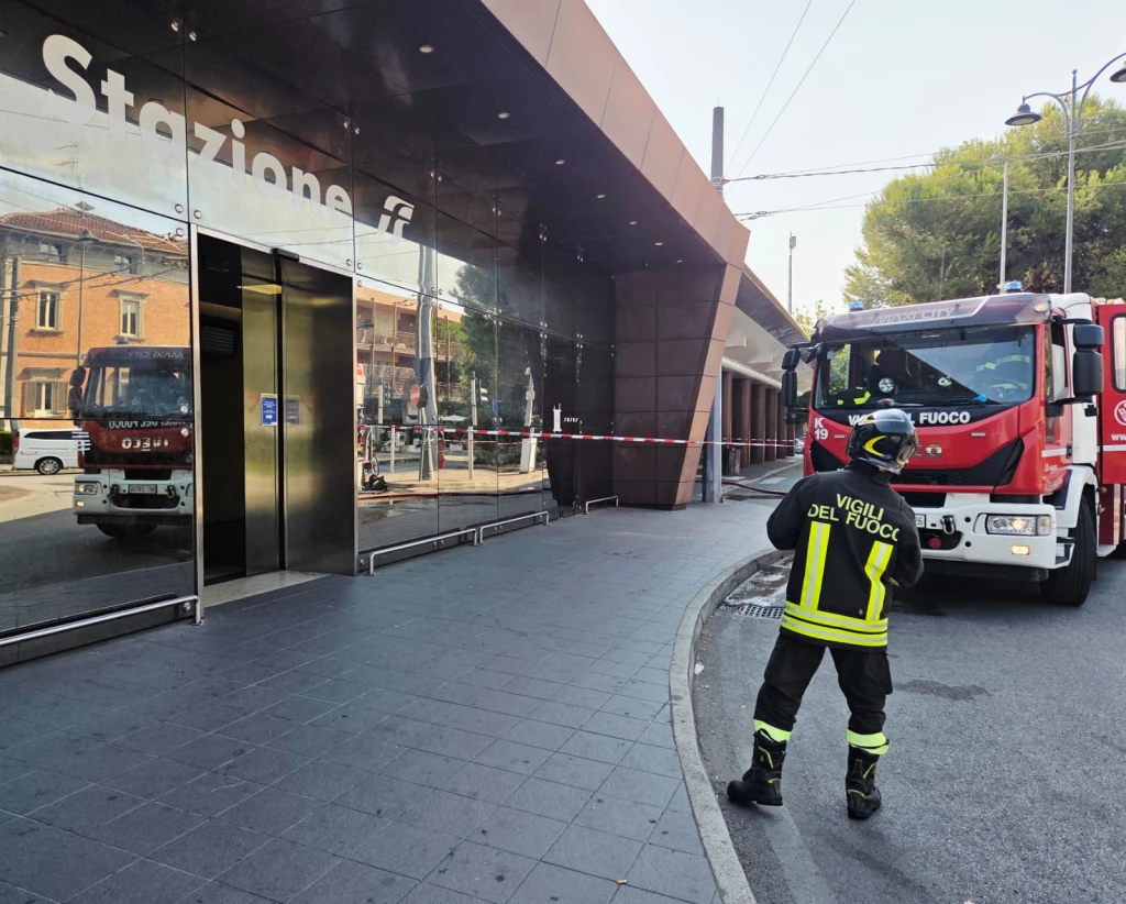 I vigili del fuoco davanti alla stazione di Riccione (Adriapress)