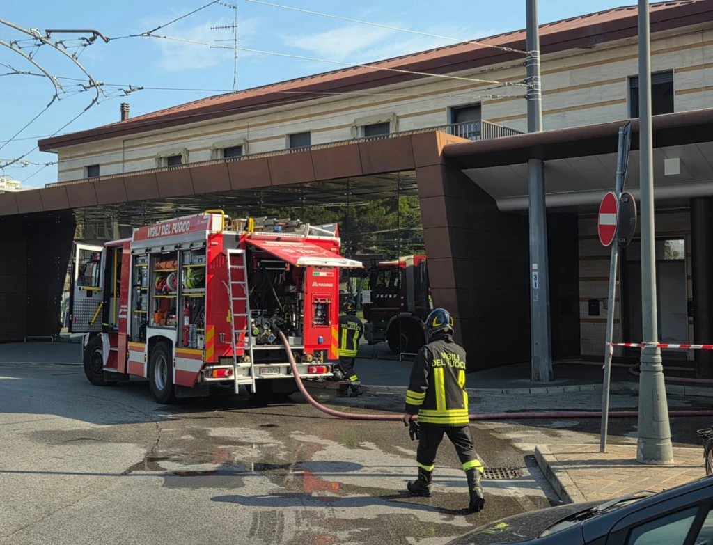 I vigili del fuoco davanti alla stazione di Riccione (Adriapress)