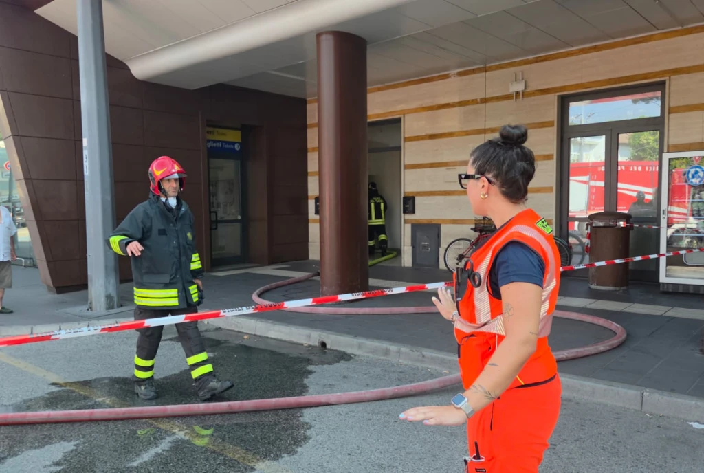 I vigili del fuoco davanti alla stazione di Riccione (Adriapress)