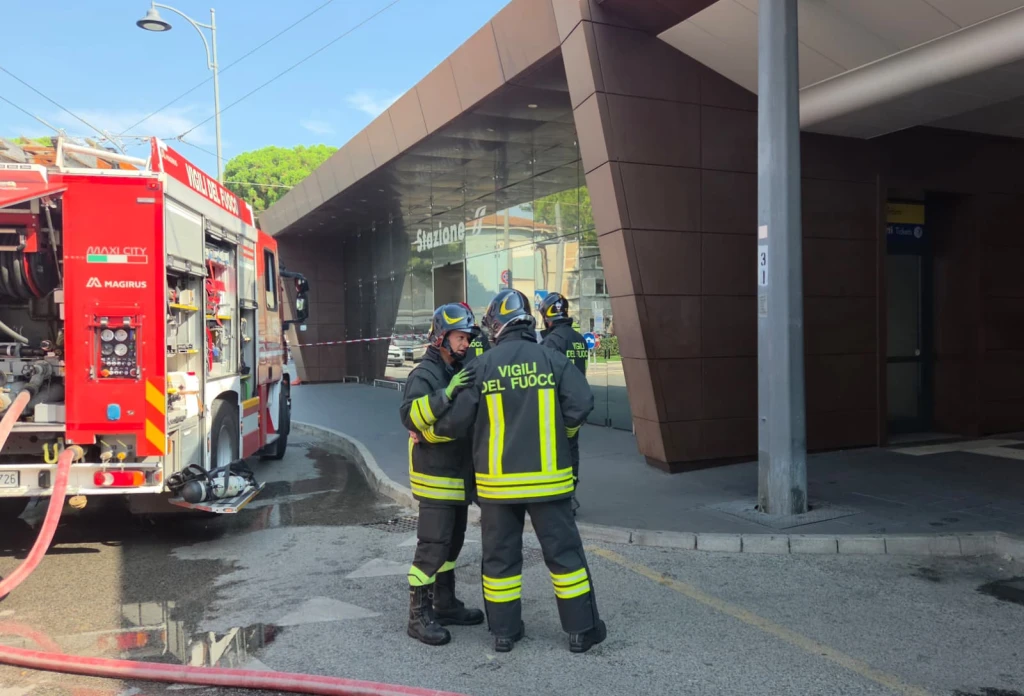 I vigili del fuoco davanti alla stazione di Riccione (Adriapress)