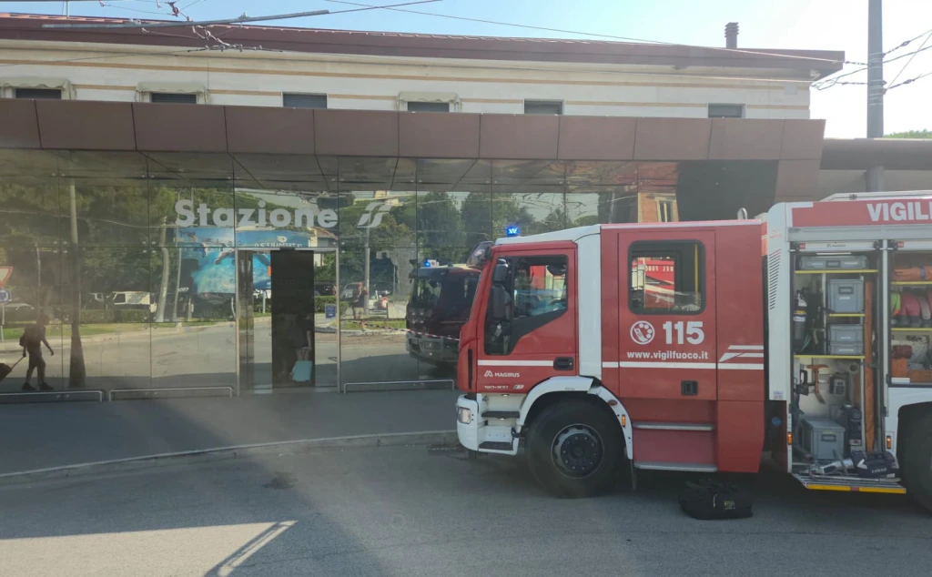 I vigili del fuoco davanti alla stazione di Riccione (Adriapress)
