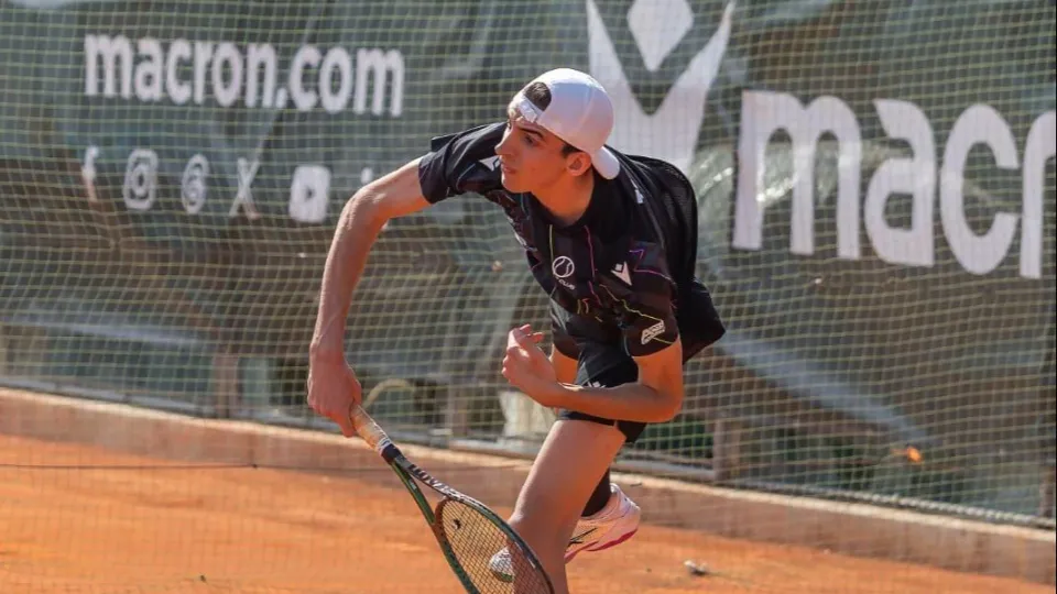 William Di Marco in azione sui campi del Tennis Club Viserba (Foto ©Stefano Tana)