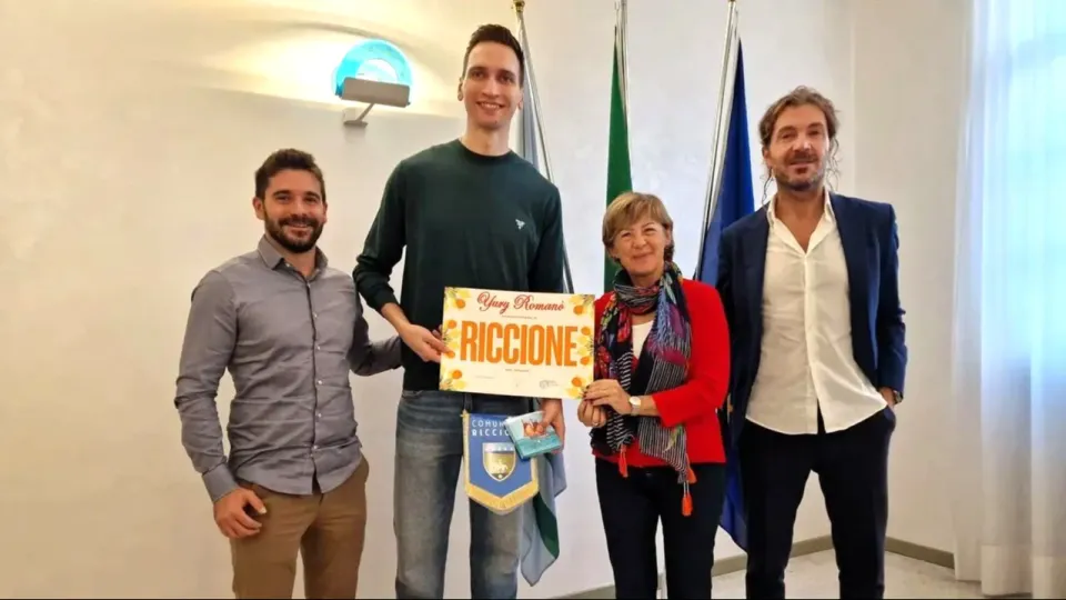 Yuri Romanò insieme all'assessore Simone Imola, alla sindaca Daniela Angelini ed al presidente del Consiglio comunale Simone Gobbi