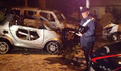 Quattro auto a fuoco nella notte a Viserba. Si sospetta dolo
