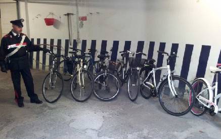 Magazzino di bici rubate in garage. Quattro denunce per ricettazione