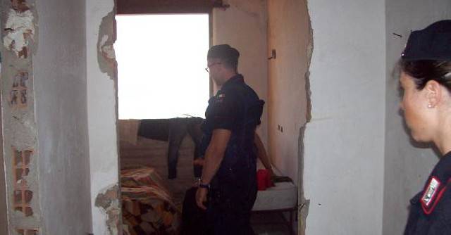 Gli abusivi scappano, Carabinieri recuperano 2.500 marchi falsi da applicare