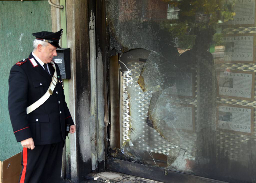 Incendio doloso distrugge uffici nel centro di Bellaria