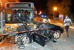 Porsche si schianta contro autobus a Viserba. Il conducente al Bufalini