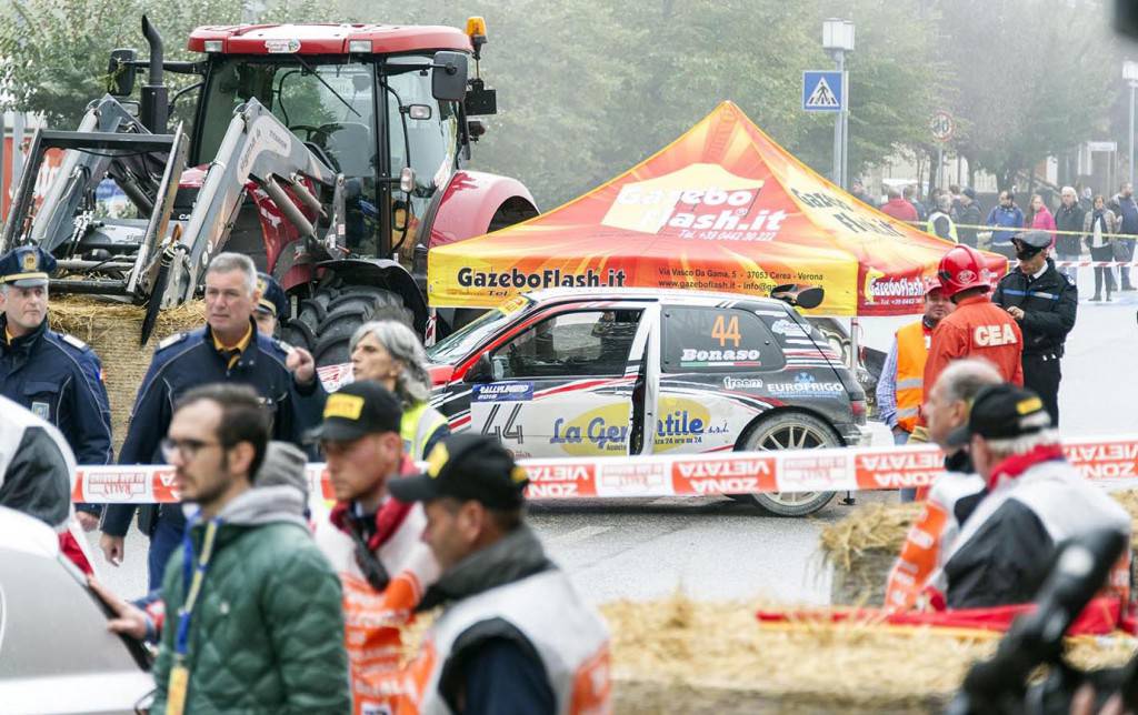 Auto esce di strada al Rally Legend. Un morto e sette feriti