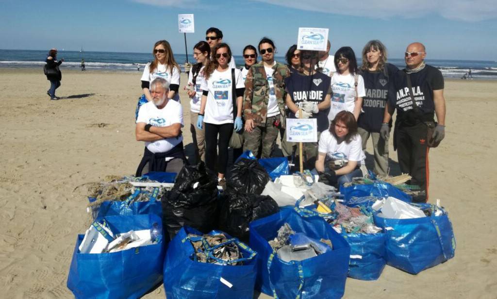 Clean Sea Life, volontari puliscono spiaggia libera