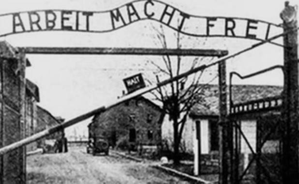 In officina lo slogan dei campi di concentramento. La condanna dell'Amministrazione Comunale