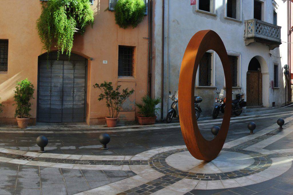 Si è spento Mauro Staccioli, autore della scultura in piazza Zavagli