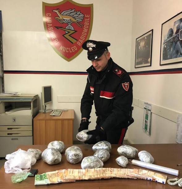 Ventenne arrestato dai Carabinieri con un chilo di marijuana