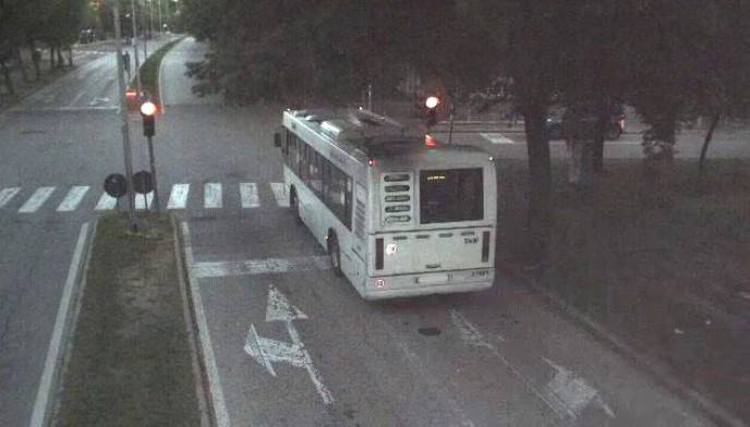 Passaggi col rosso: anche un bus immortalato dalle telecamere