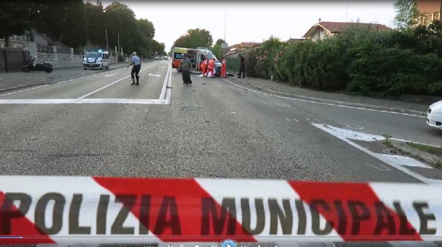 Tragico scontro tra moto e bici sull'Adriatica. Due vittime e un ferito