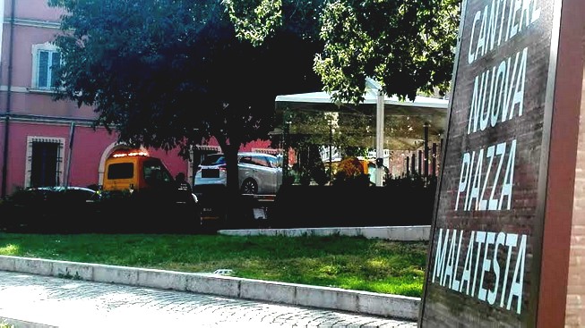 Stop a sosta selvaggia: carri attrezzi in piazza Malatesta