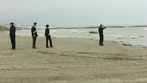 Incidente in acqua, muore mentre fa kite surf