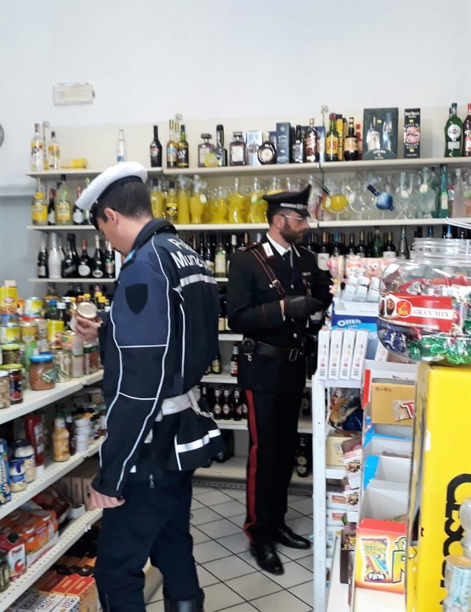 Alcol venduto fuori dagli orari consentit e a minori: esercizio chiuso per un mese su controlli di Carabinieri e Municipale.