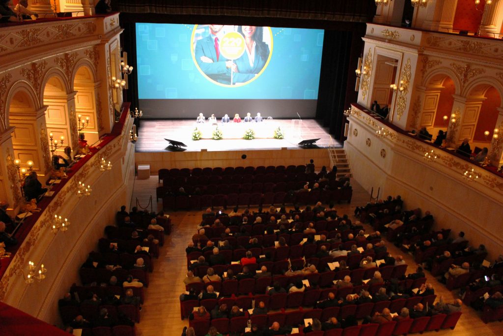 l'assemblea al teatro Galli